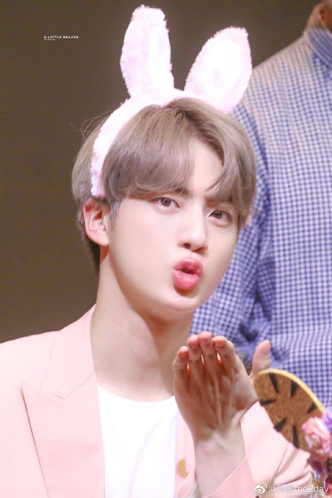 防弹少年团金硕珍花环的使用方法,像发带一样