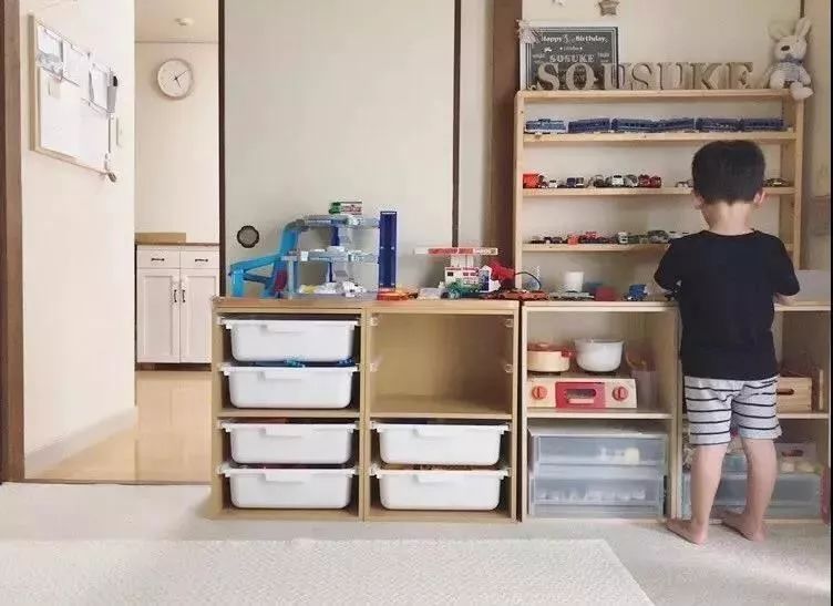 玩具数量多而且大小不一,如果只用一个大箱子统一收纳,等孩子想要玩某