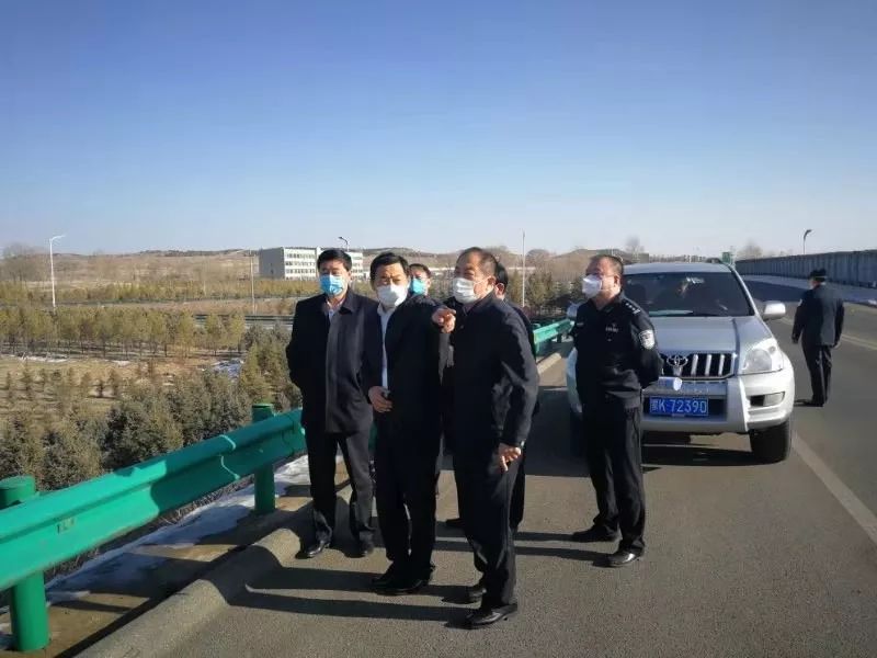 薄立峰副市长一行实地检查指导疫情防控路面交通检测点工作