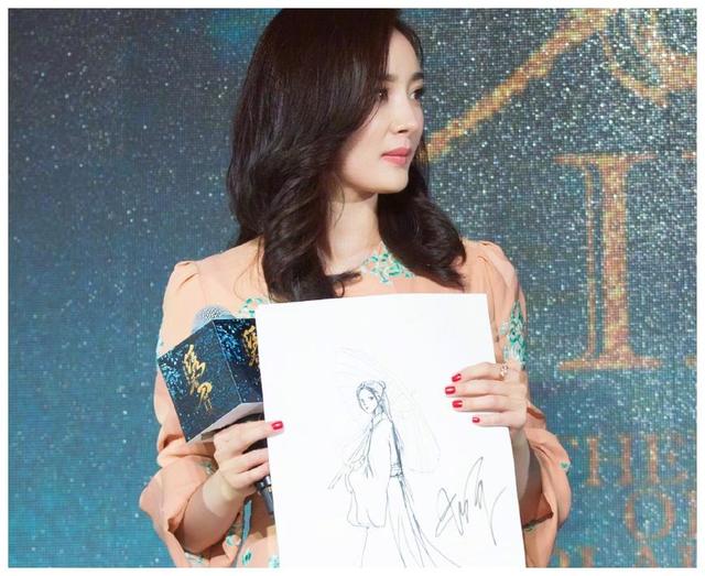 杨幂机场看漫画照被疯传，看见漫画风格后，大