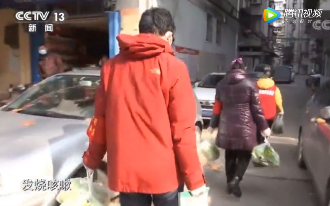武汉社区人员穿防护服摆拍后擦车、扔垃圾桶？官方回应了