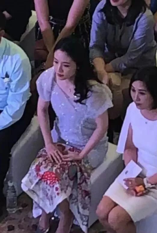 武大校花被曝已怀孕22周! 与男友未婚先孕, 疑似
