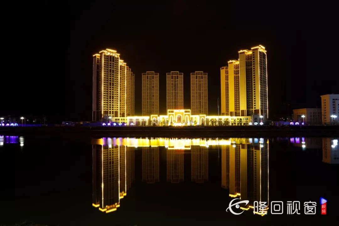 倒影河面 照片:孙觉隆回火车站夜景 照片:欧阳先登隆回九龙广场夜景