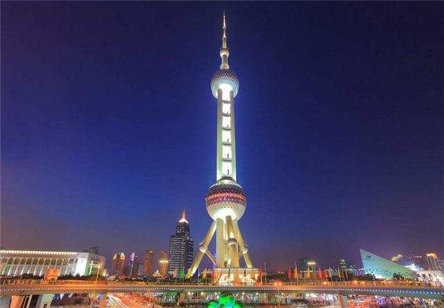 东方明珠一塔高耸,与云霄深情对望,上海的魅力