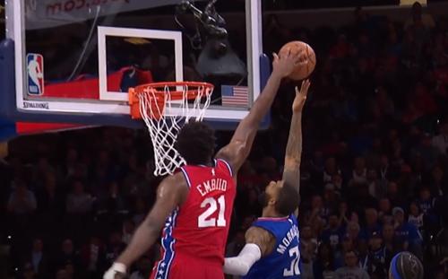 莫里斯“三掌”对恩比德动粗？可恩比德的回应