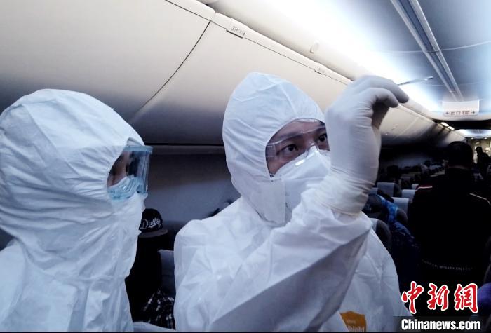 东航海外包机机组:穿着防护服12小时不吃不喝