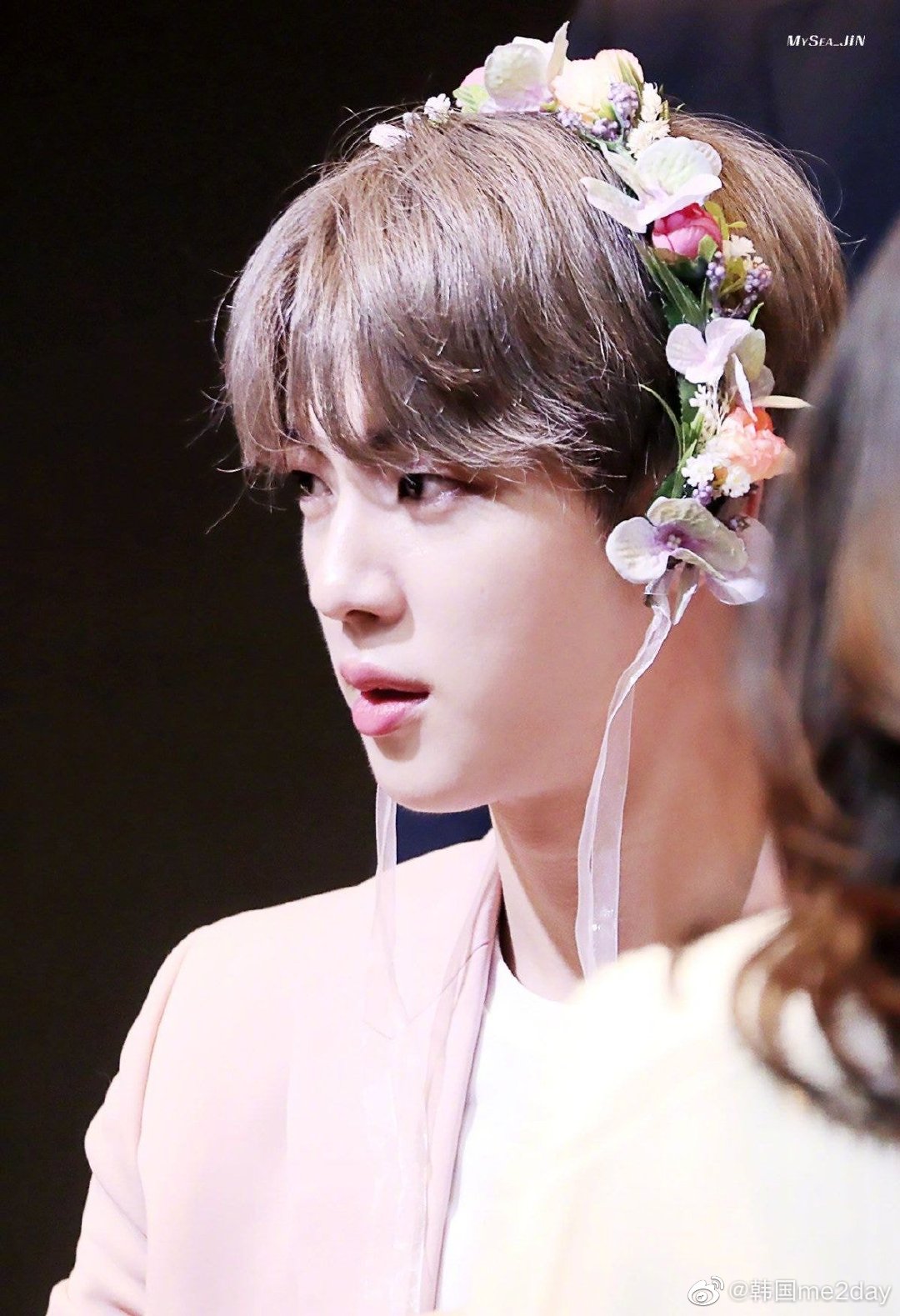 防弹少年团金硕珍花环的使用方法,像发带一样