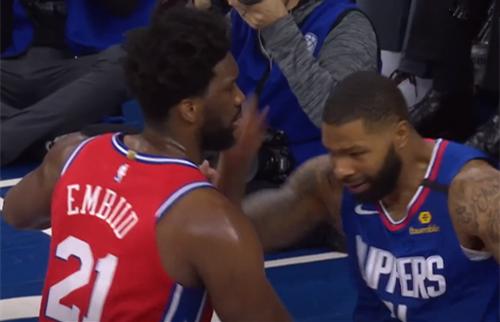 莫里斯“三掌”对恩比德动粗？可恩比德的回应