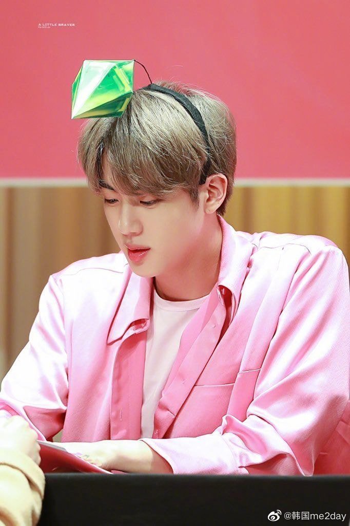 防弹少年团金硕珍花环的使用方法,像发带一样