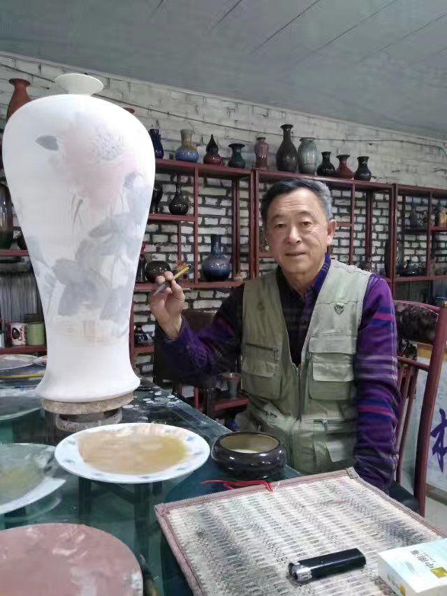 杨绍清,黑龙江省美协会员,大庆市民间文艺家协会副主席,东方广电志愿