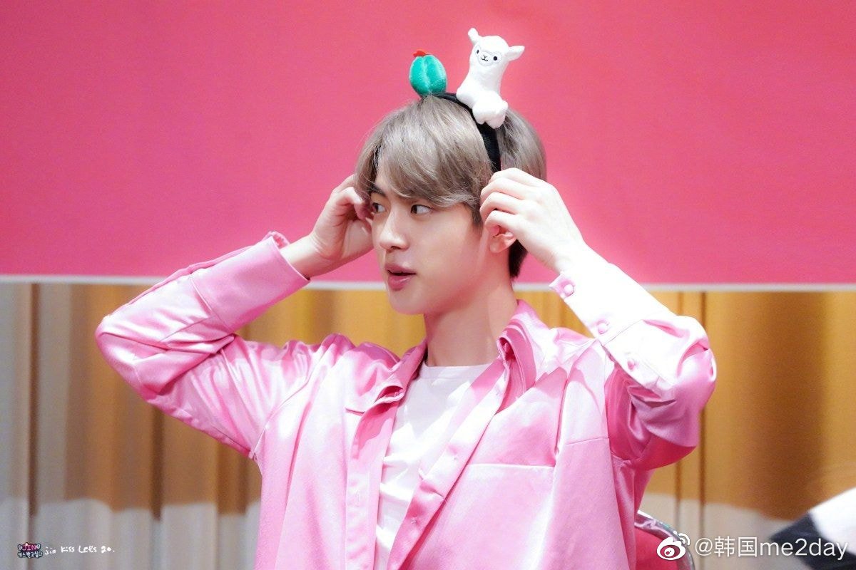 防弹少年团金硕珍花环的使用方法,像发带一样