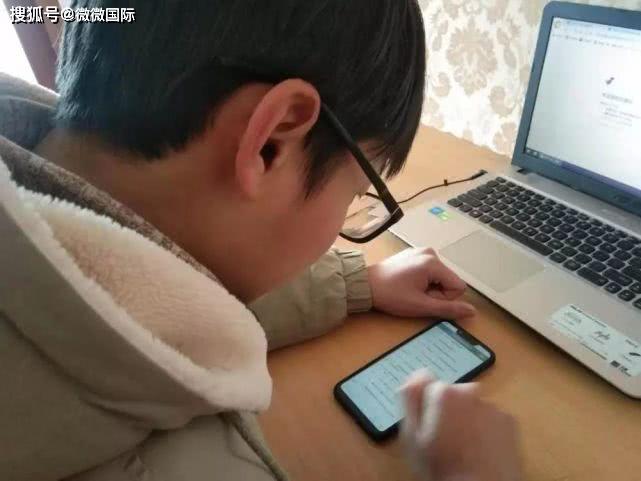 高一老师上网课，直播课堂传来不雅声音，网友：这太不应该了
