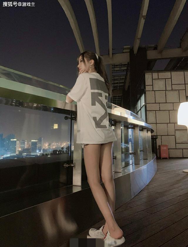 解说腐团儿晒最新照片，照片的亮点就是腐团儿