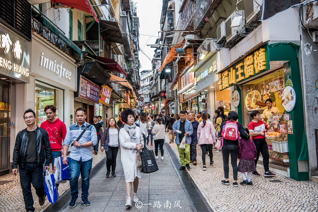 原创最热闹的旅游手信街,牛肉干和饼类品尝,就在!