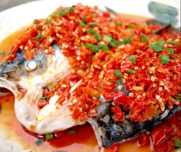 这才是正宗剁椒鱼头的做法,肉鲜味浓,香辣下饭