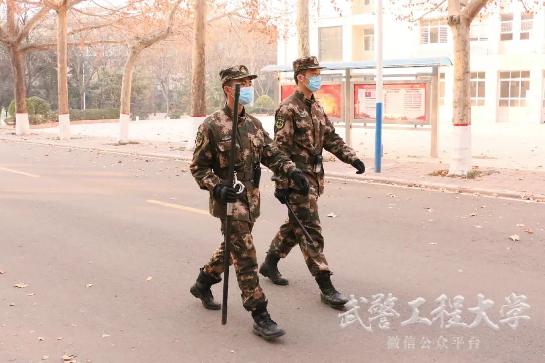 无不行色匆匆 看营区哨兵 一记转身,一记敬礼 将背影留在无言处 坚毅