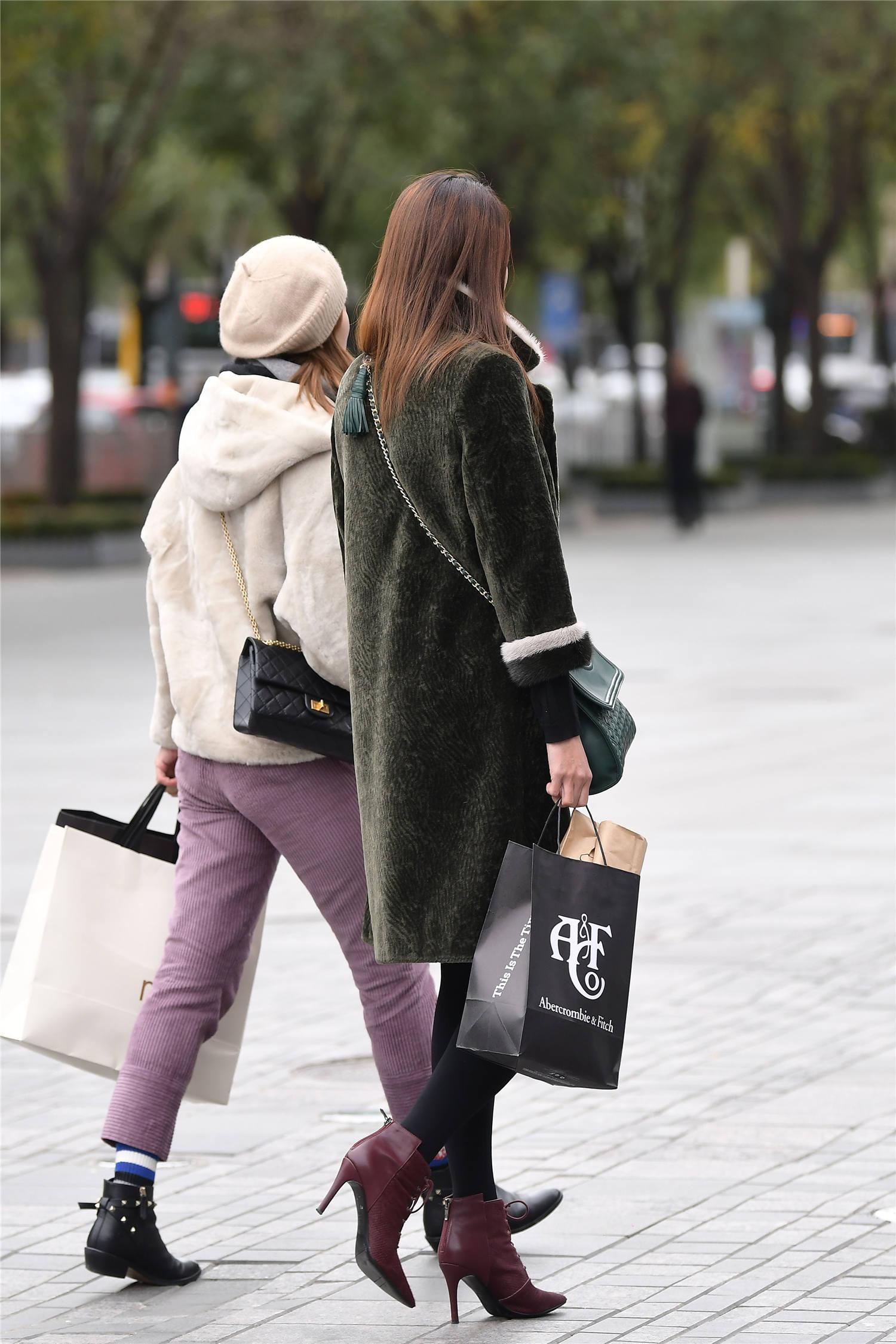 细搭细高跟短靴怎么穿搭_细高跟短靴美女街拍