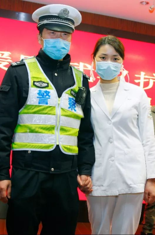 今天,警察丈夫第一次向护士妻子敬礼!