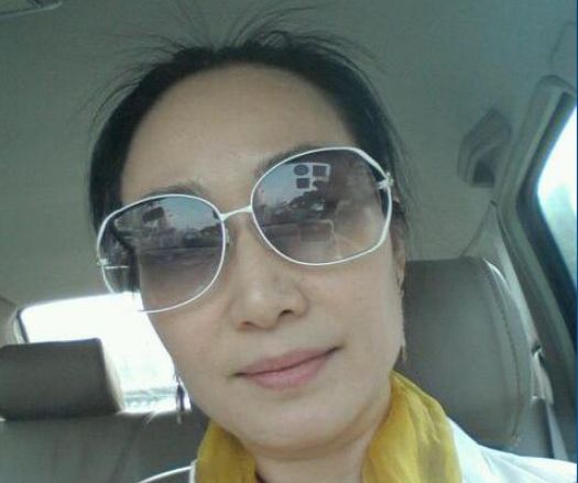 护士出身做演员，丈夫去世11年未再嫁，独自抚养