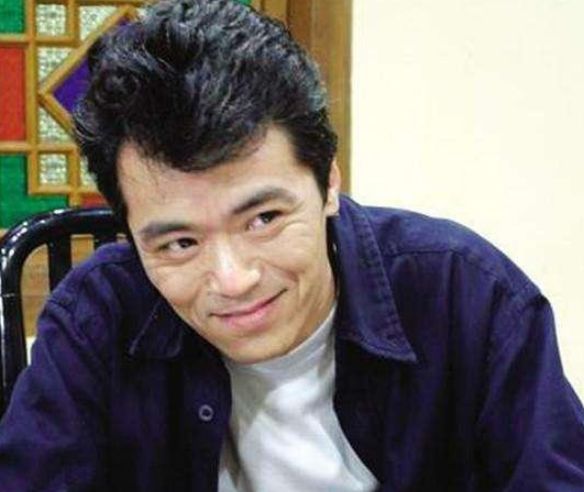 护士出身做演员，丈夫去世11年未再嫁，独自抚养