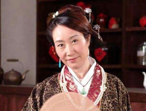 护士出身做演员，丈夫去世11年未再嫁，独自抚养