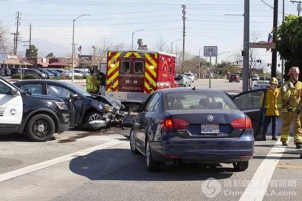 车祸现场,警察和消防人员五分钟左右就赶到.