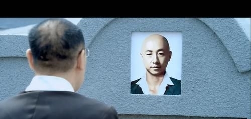 他是吴京发小，本来是当红歌手，却被吴京骗来