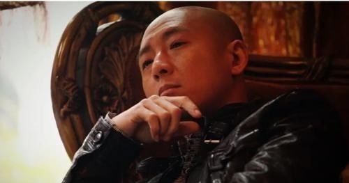 他是吴京发小，本来是当红歌手，却被吴京骗来