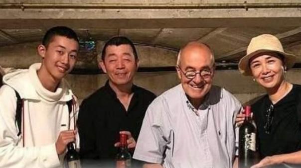 50岁蒋雯丽，18岁儿子近照曝光，儿子和爸爸长得