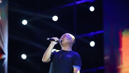 他是吴京发小，本来是当红歌手，却被吴京骗来