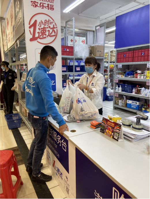 餐饮铺停堂食,餐厅服务员变身 "共享员工"支援超市