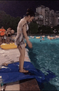 搞笑GIF：老婆非要给我表演跳水，这入水姿势怎么样？ _段子