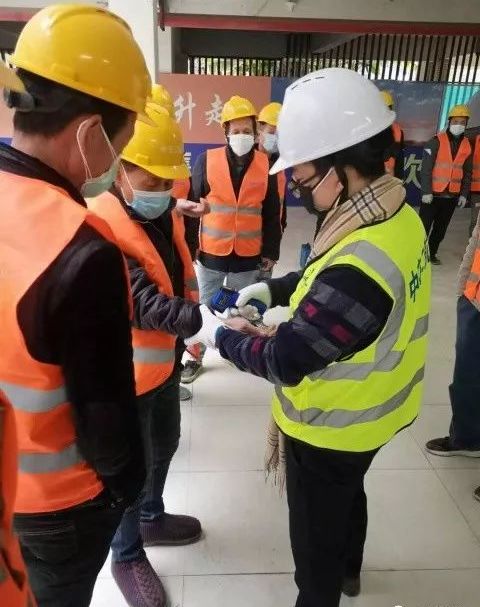 女儿妻子被确诊父亲坚守江夏建设工地抗击疫情