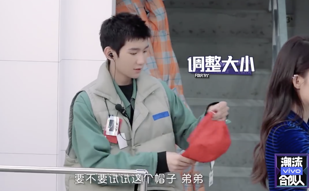 王源和赵今麦下厨,并大秀颠勺才艺,网友:我就是旁边的