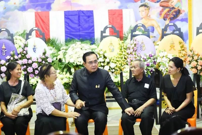 泰国总理出席枪击遇难者葬礼!国王,王后发表公告悼念