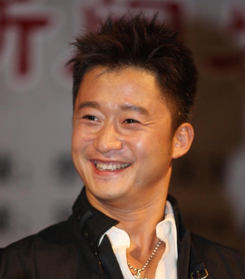 他是吴京发小，本来是当红歌手，却被吴京骗来
