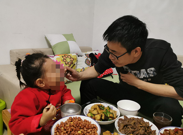 深圳抗疫一线人员二十天没见到孩子，刚吃到“