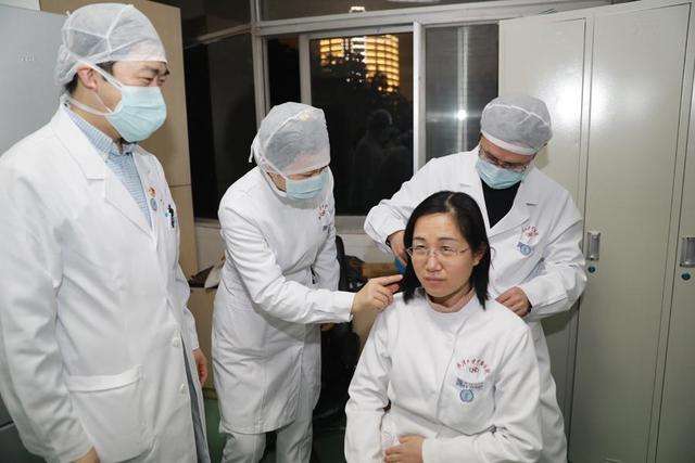 装备似枷头脸损,朔风冷雨伴星辰.受染尚念责任重,赴死依然豪气存.