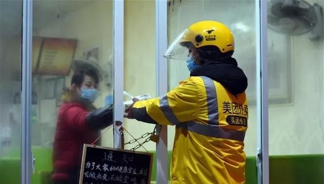 新冠肺炎下的“冰火两重天”：实体餐饮店受挫