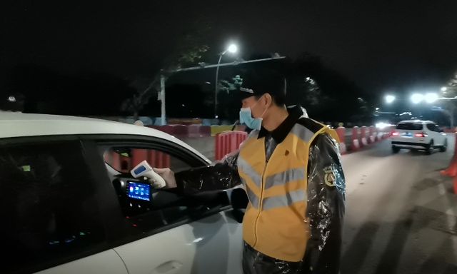 东莞这对夫妻双双奔赴防疫一线，“小心点”是