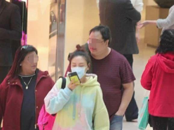 陈小春应采儿迎结婚十周年纪念日，粉丝团送祝