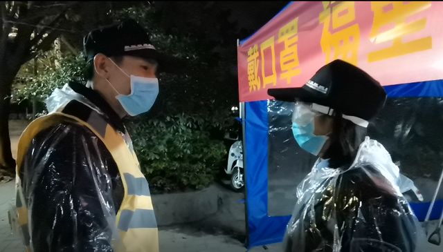 东莞这对夫妻双双奔赴防疫一线，“小心点”是