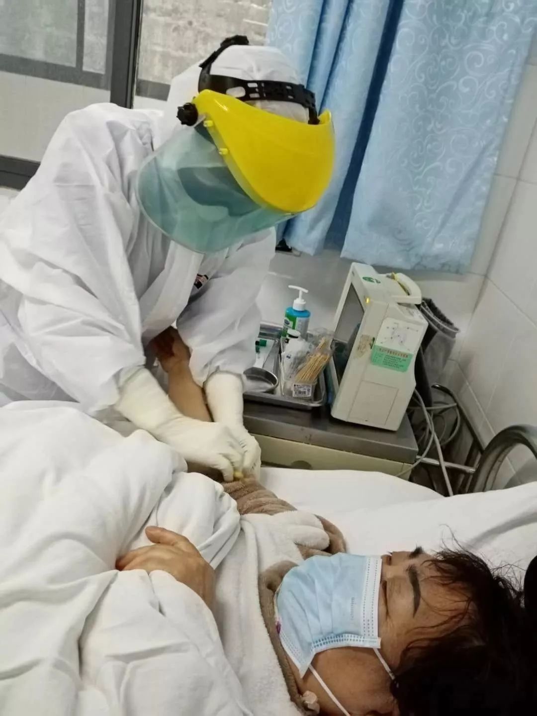 宋秀慧在隔离病房抢救病人