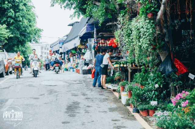 图源:土豆flag47闲暇周末就去唐山路的古玩市集逛一逛,说不定还能淘到