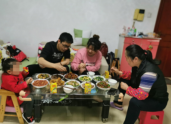 深圳抗疫一线人员二十天没见到孩子，刚吃到“