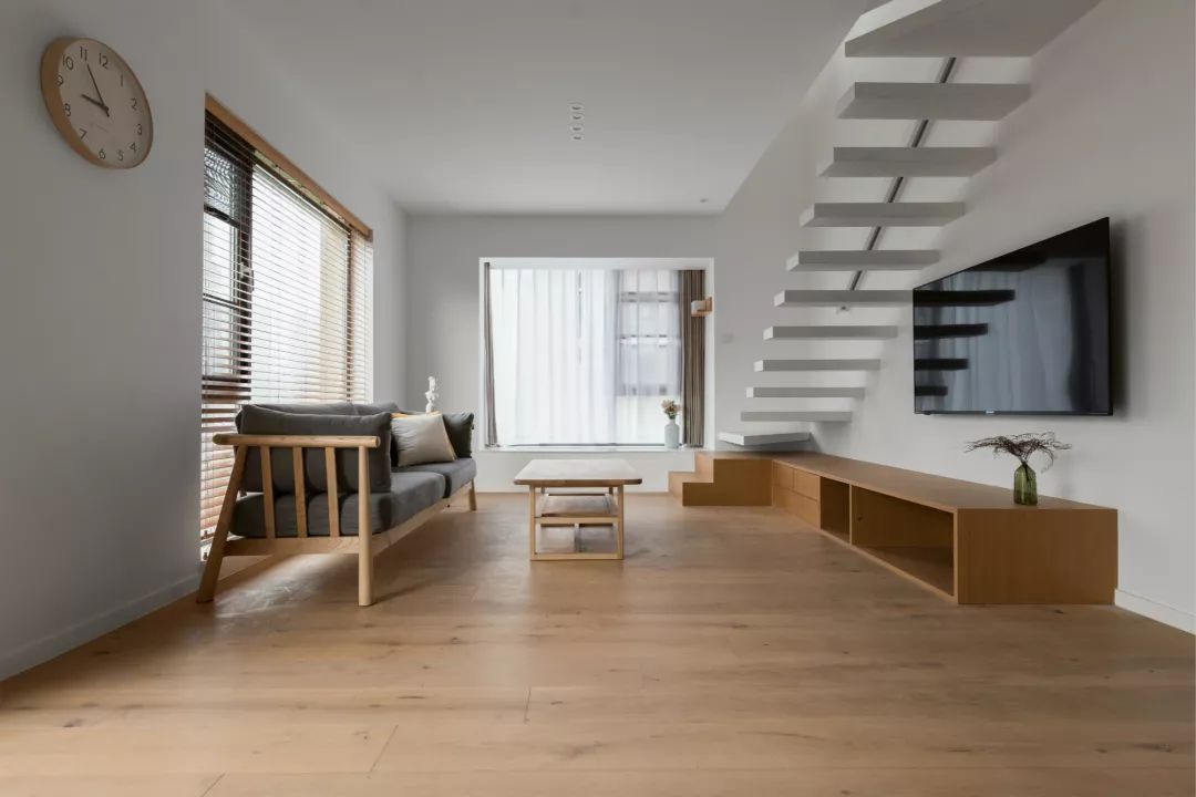 在这个家里,判断时间无需钟表, 光影绰绰间的游走就是最好的注脚.