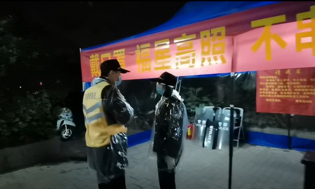 东莞这对夫妻双双奔赴防疫一线，“小心点”是
