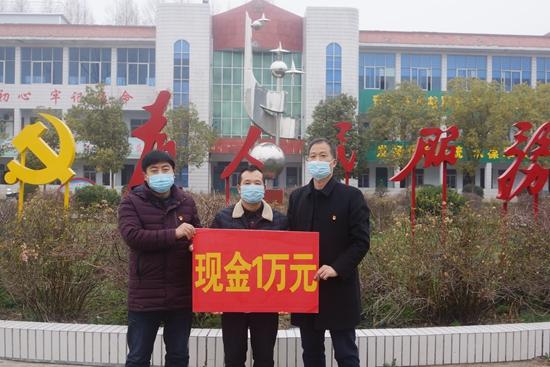 2月14日上午,中国好人—新野县施庵镇宋张村村民王会岑向该镇防疫