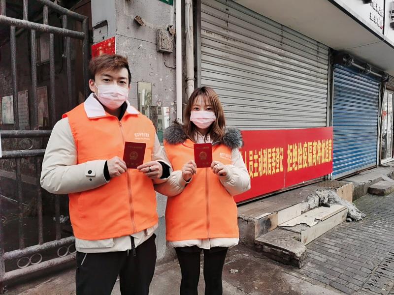 上午领结婚证下午志愿站岗,上海这对年轻人以