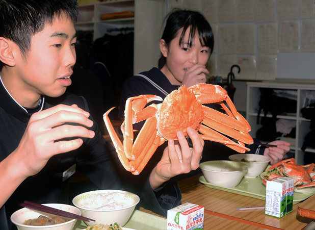 日本一中学庆祝学生快毕业：一人一只大螃蟹